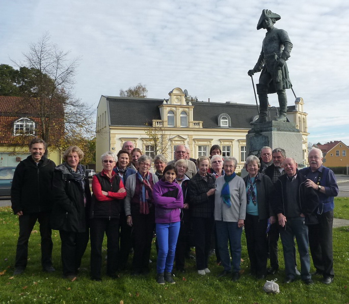 2012_VHS-Gruppe vor Standbild Friedrich II in Letschin